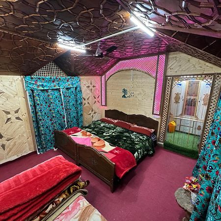 Houseboat Young Balmoral Castle Srinagar  Ngoại thất bức ảnh