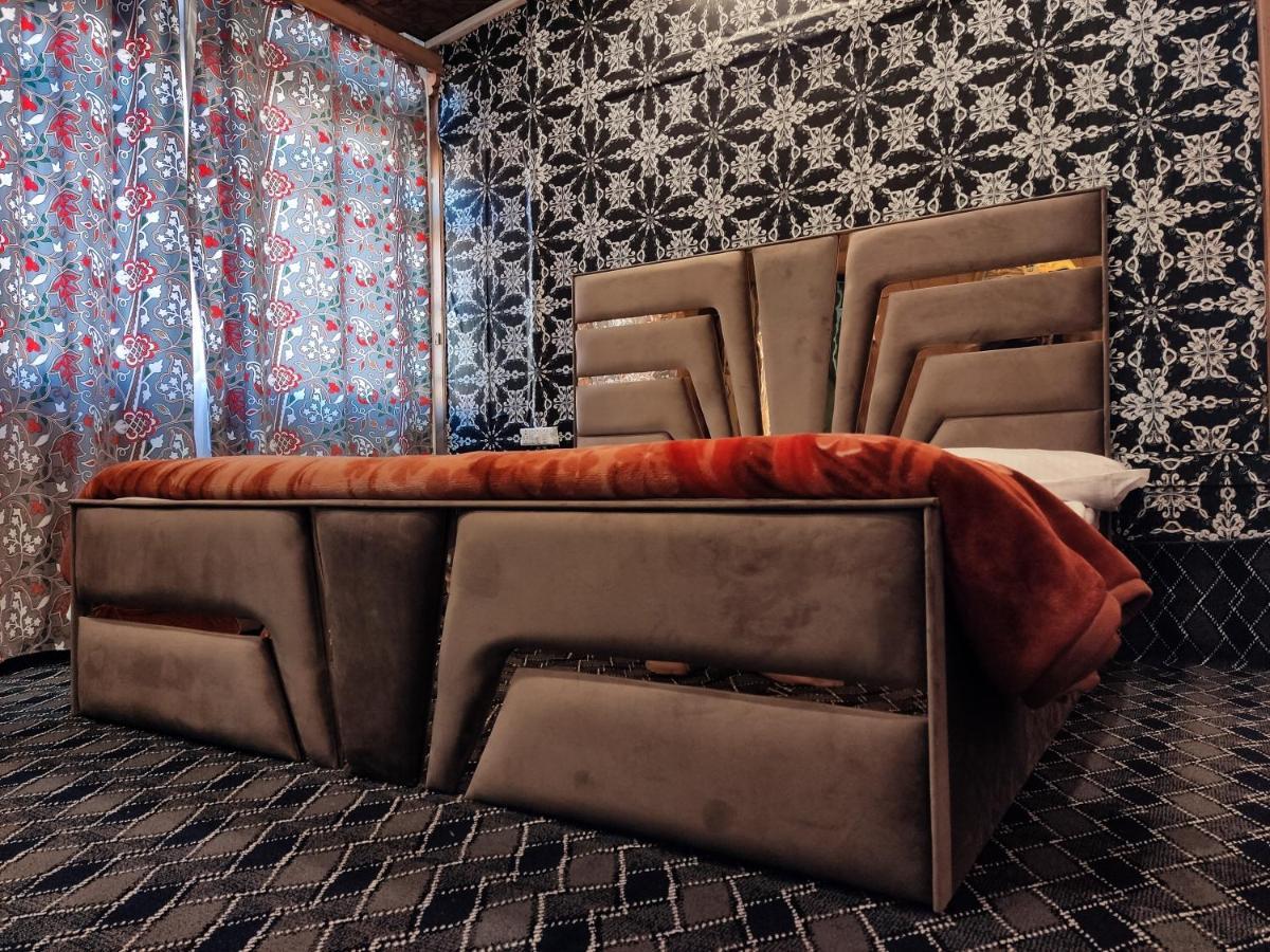 Houseboat Young Balmoral Castle Srinagar  Ngoại thất bức ảnh