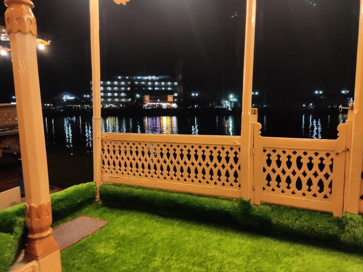 Houseboat Young Balmoral Castle Srinagar  Ngoại thất bức ảnh