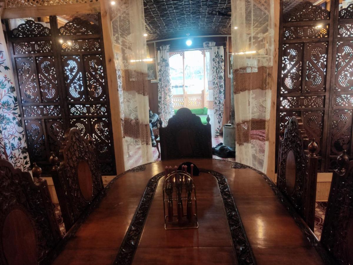Houseboat Young Balmoral Castle Srinagar  Ngoại thất bức ảnh