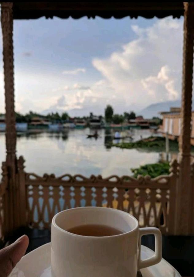 Houseboat Young Balmoral Castle Srinagar  Ngoại thất bức ảnh