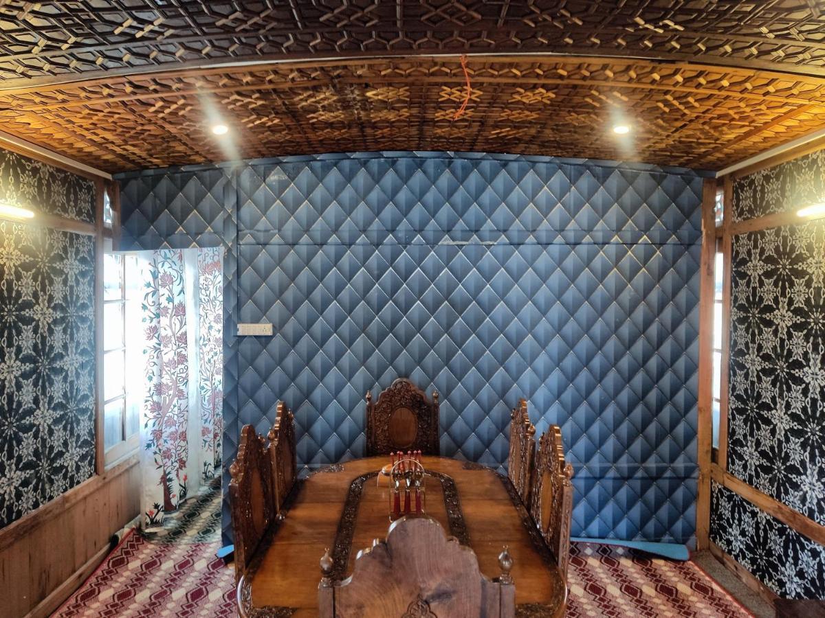 Houseboat Young Balmoral Castle Srinagar  Ngoại thất bức ảnh