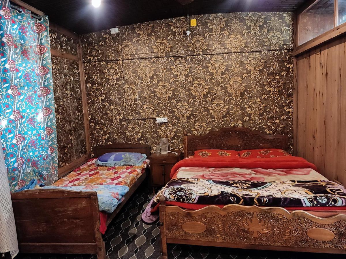 Houseboat Young Balmoral Castle Srinagar  Ngoại thất bức ảnh