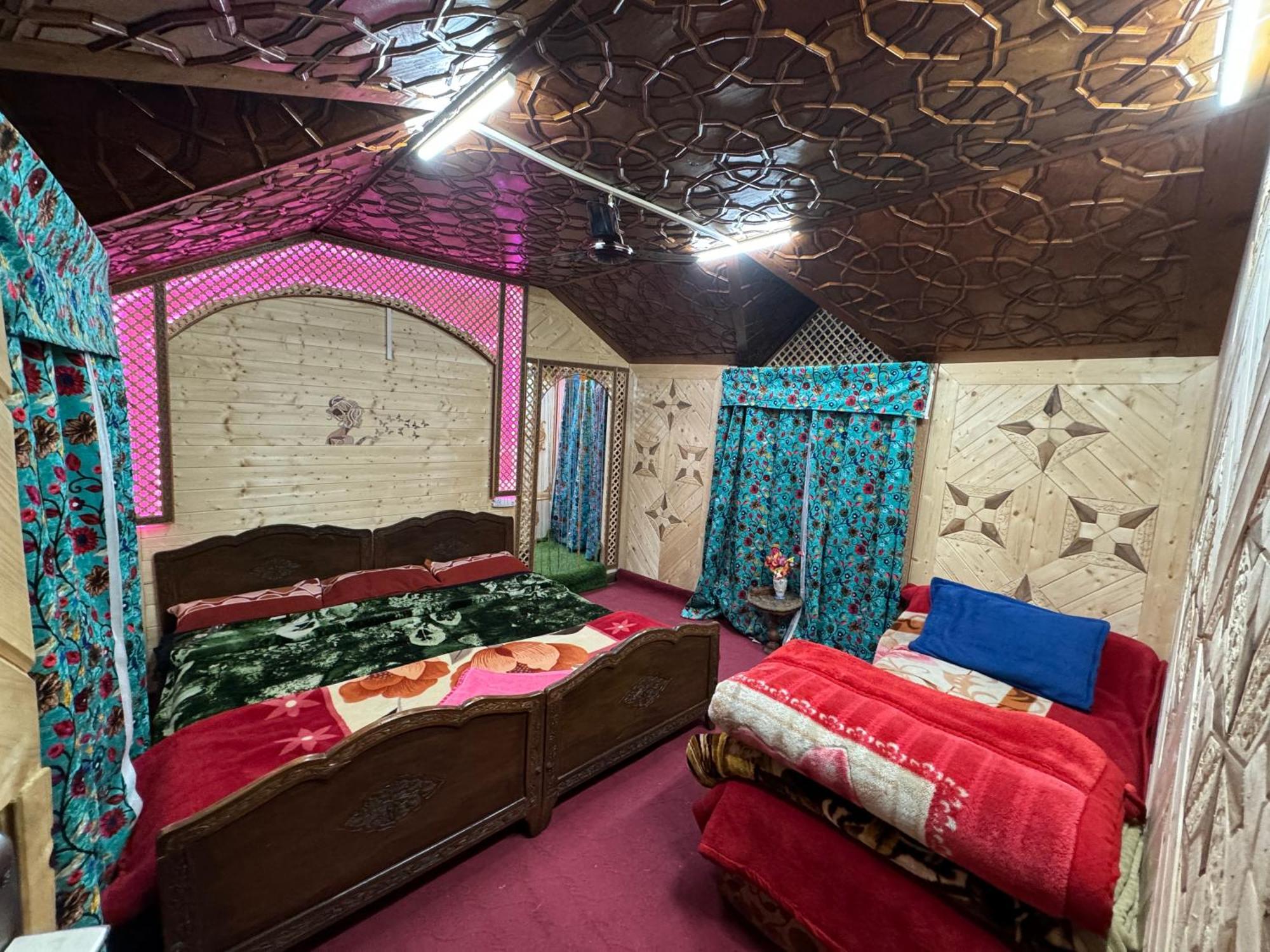 Houseboat Young Balmoral Castle Srinagar  Ngoại thất bức ảnh