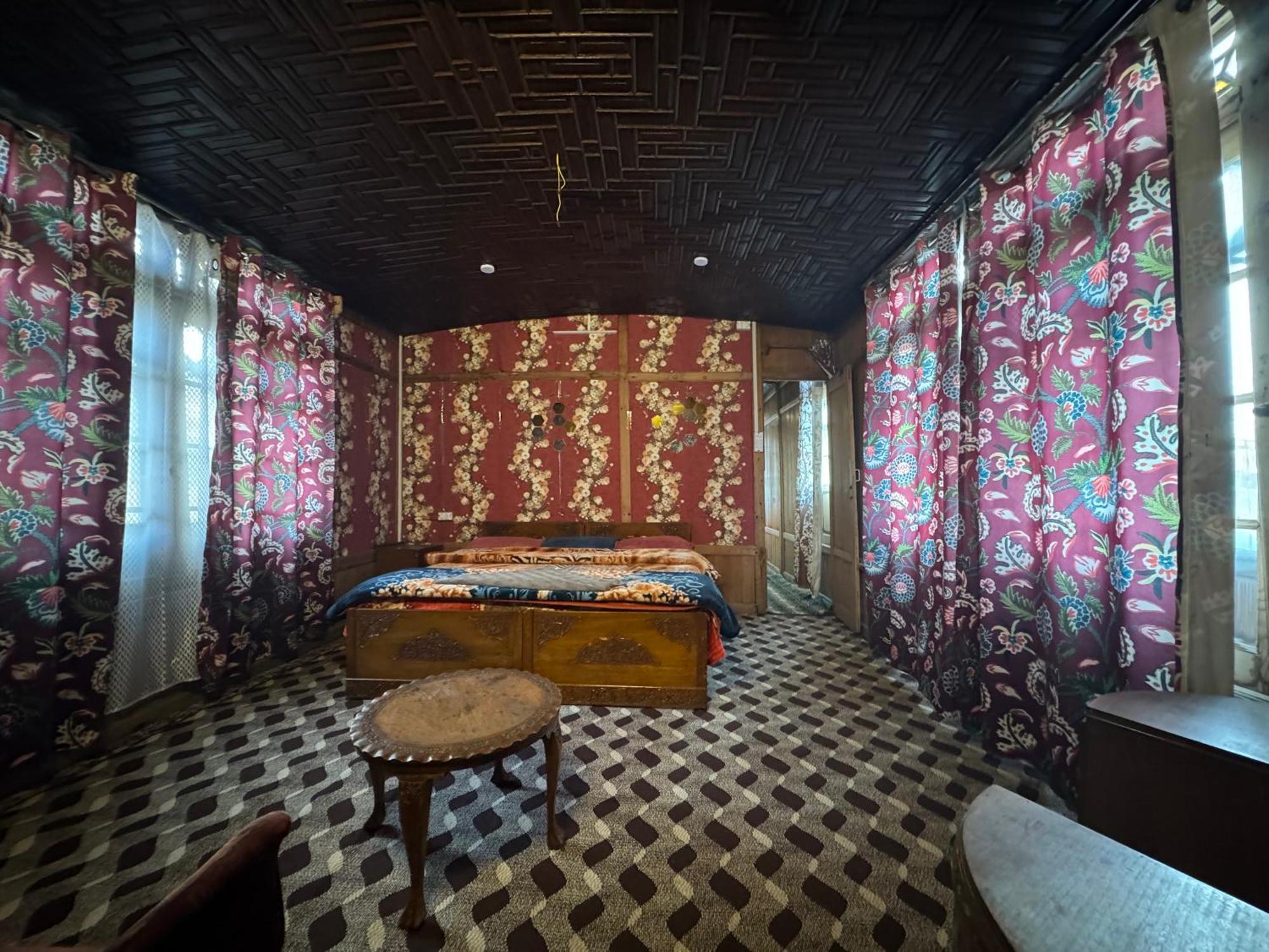 Houseboat Young Balmoral Castle Srinagar  Ngoại thất bức ảnh