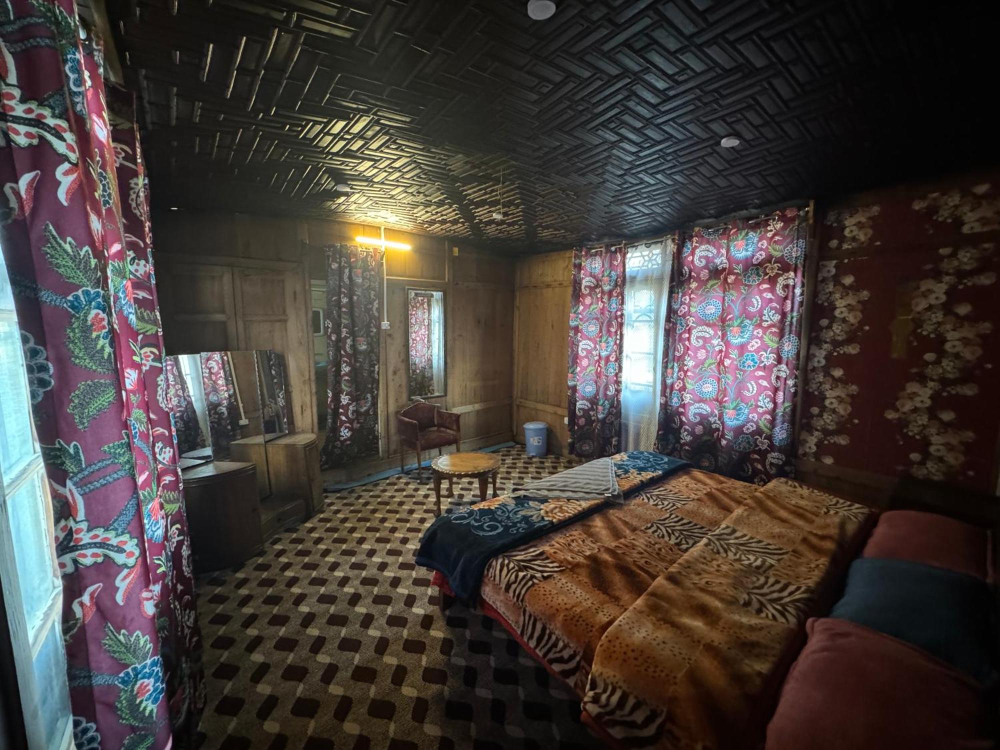 Houseboat Young Balmoral Castle Srinagar  Ngoại thất bức ảnh