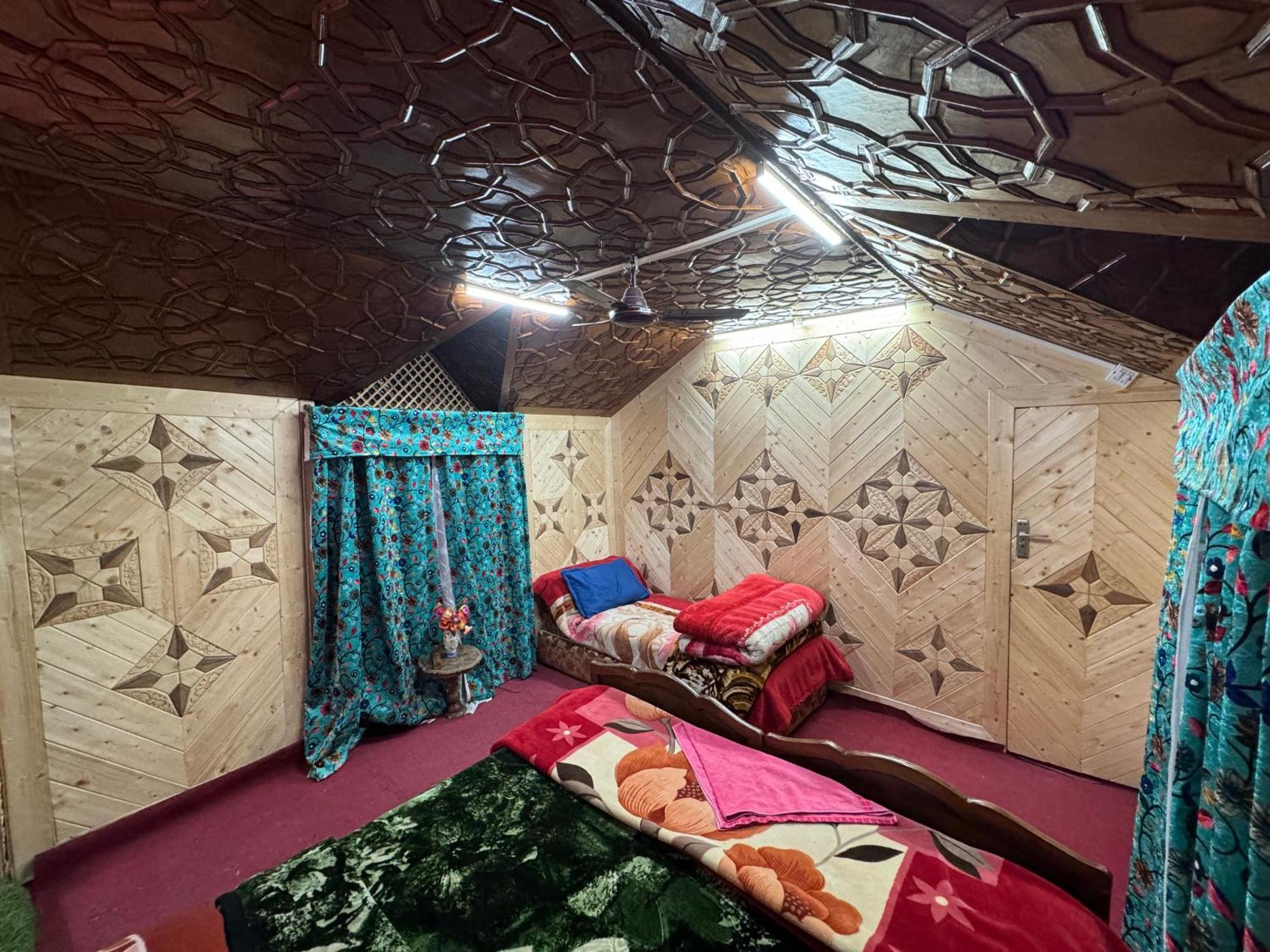 Houseboat Young Balmoral Castle Srinagar  Ngoại thất bức ảnh