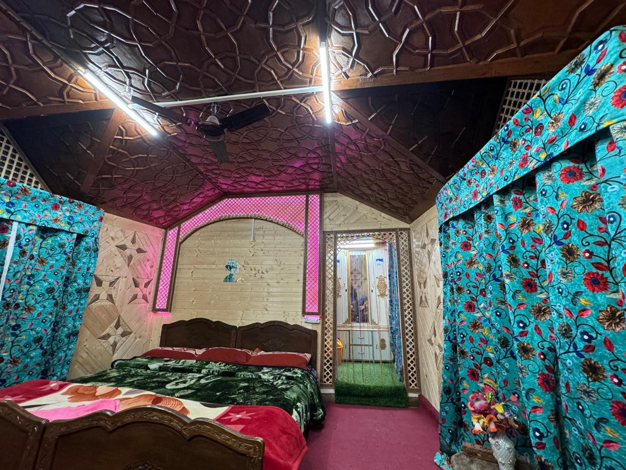 Houseboat Young Balmoral Castle Srinagar  Ngoại thất bức ảnh