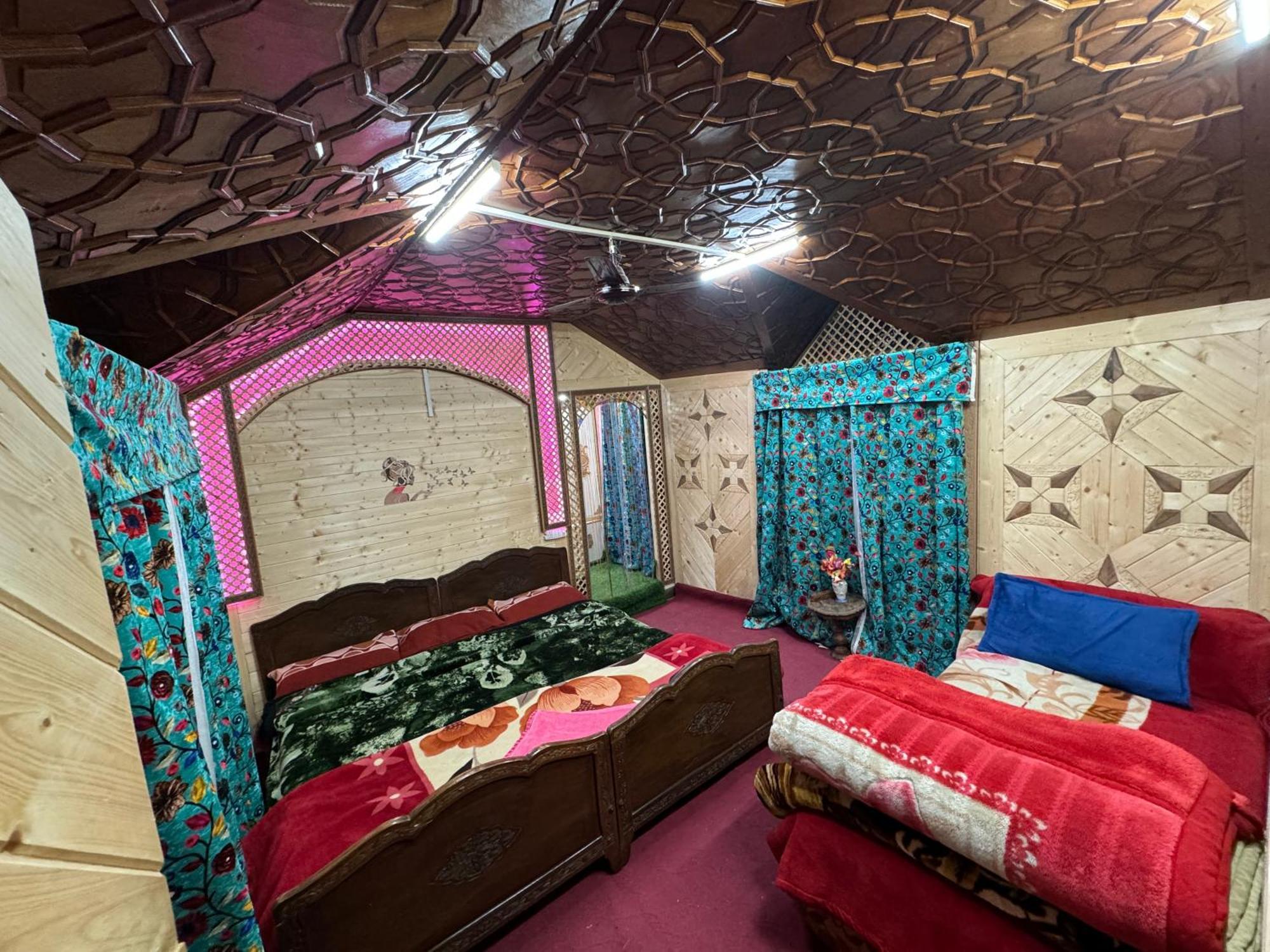 Houseboat Young Balmoral Castle Srinagar  Ngoại thất bức ảnh