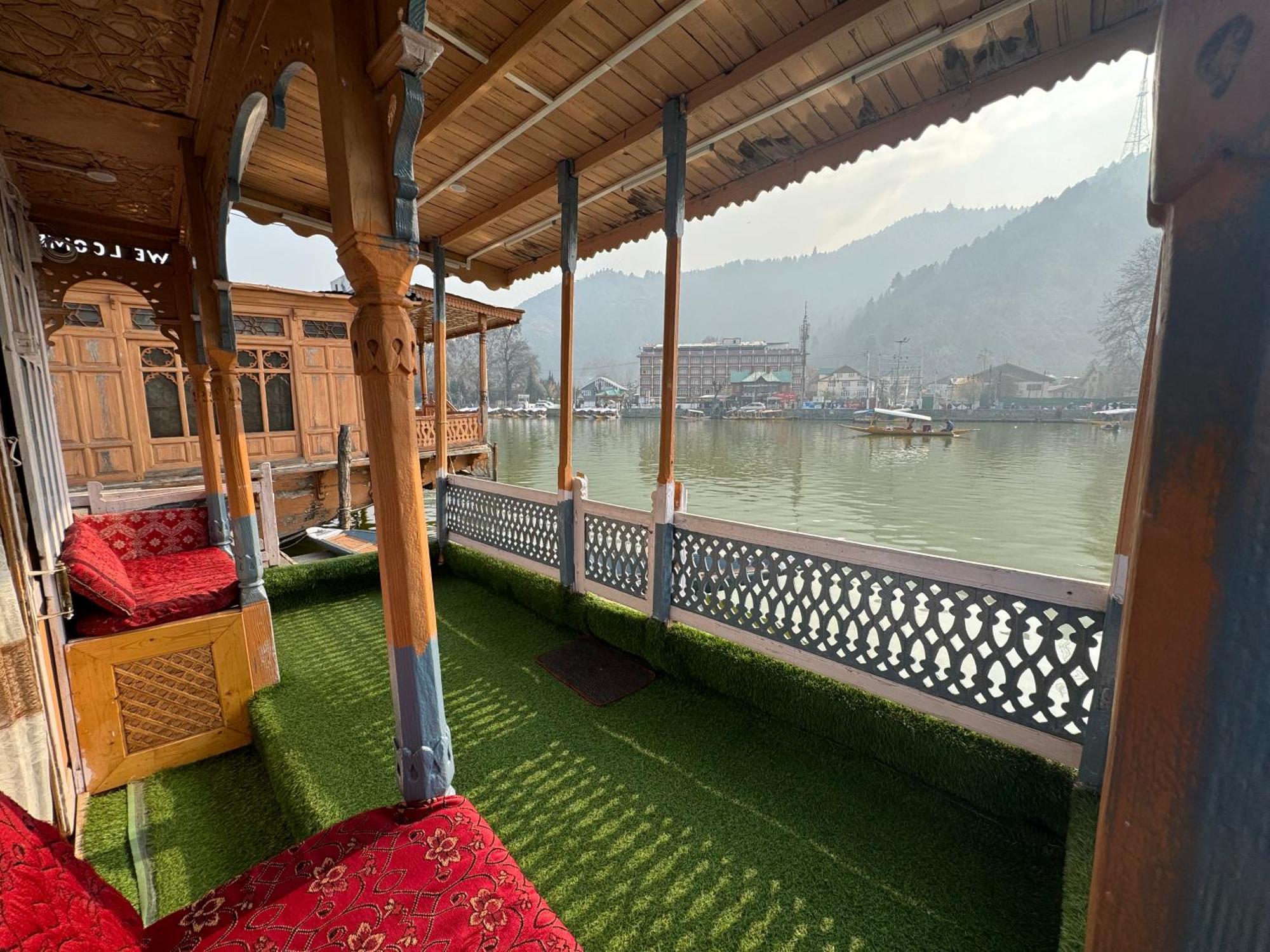 Houseboat Young Balmoral Castle Srinagar  Ngoại thất bức ảnh