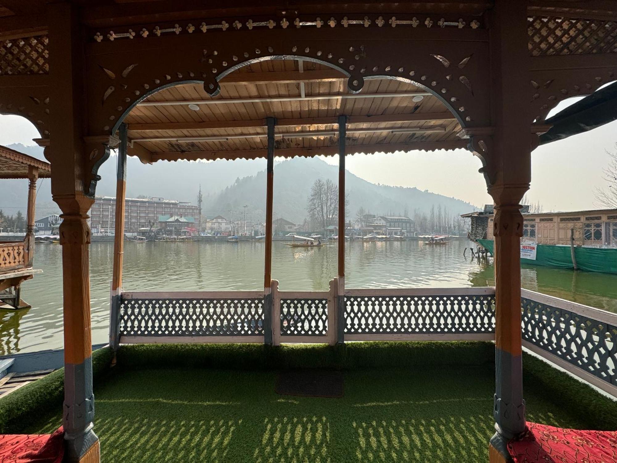 Houseboat Young Balmoral Castle Srinagar  Ngoại thất bức ảnh